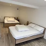 Avec Jacuzzi 12 Personnes 5 Lits Doubles Et 1 Canape Lit Villa