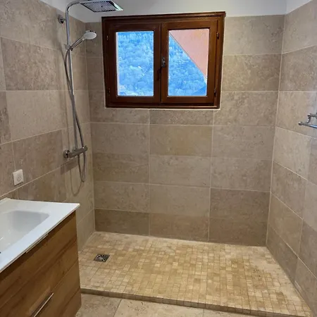 Avec Jacuzzi 12 Personnes 5 Lits Doubles Et 1 Canape Lit *