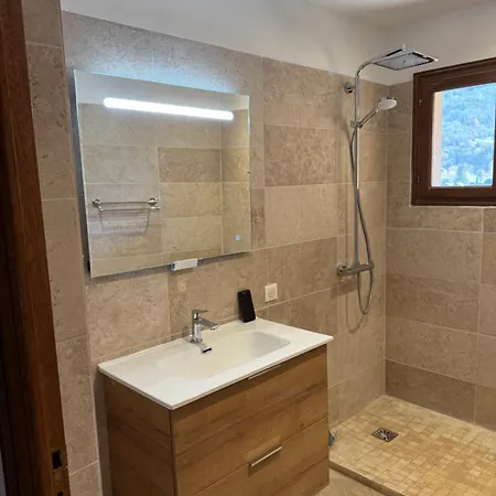 Avec Jacuzzi 12 Personnes 5 Lits Doubles Et 1 Canape Lit