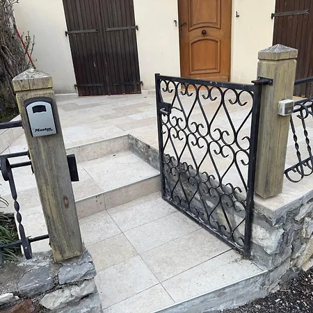 Villa Avec Jacuzzi 12 Personnes 5 Lits Doubles Et 1 Canape Lit *