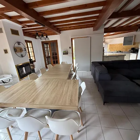 Avec Jacuzzi 12 Personnes 5 Lits Doubles Et 1 Canape Lit *